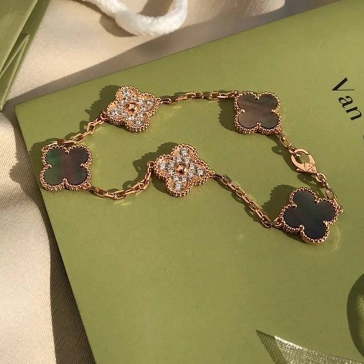 [Royal Jewellery] CLOVER 5 MOTIF GRAY MOP BRACELET COLLECTION