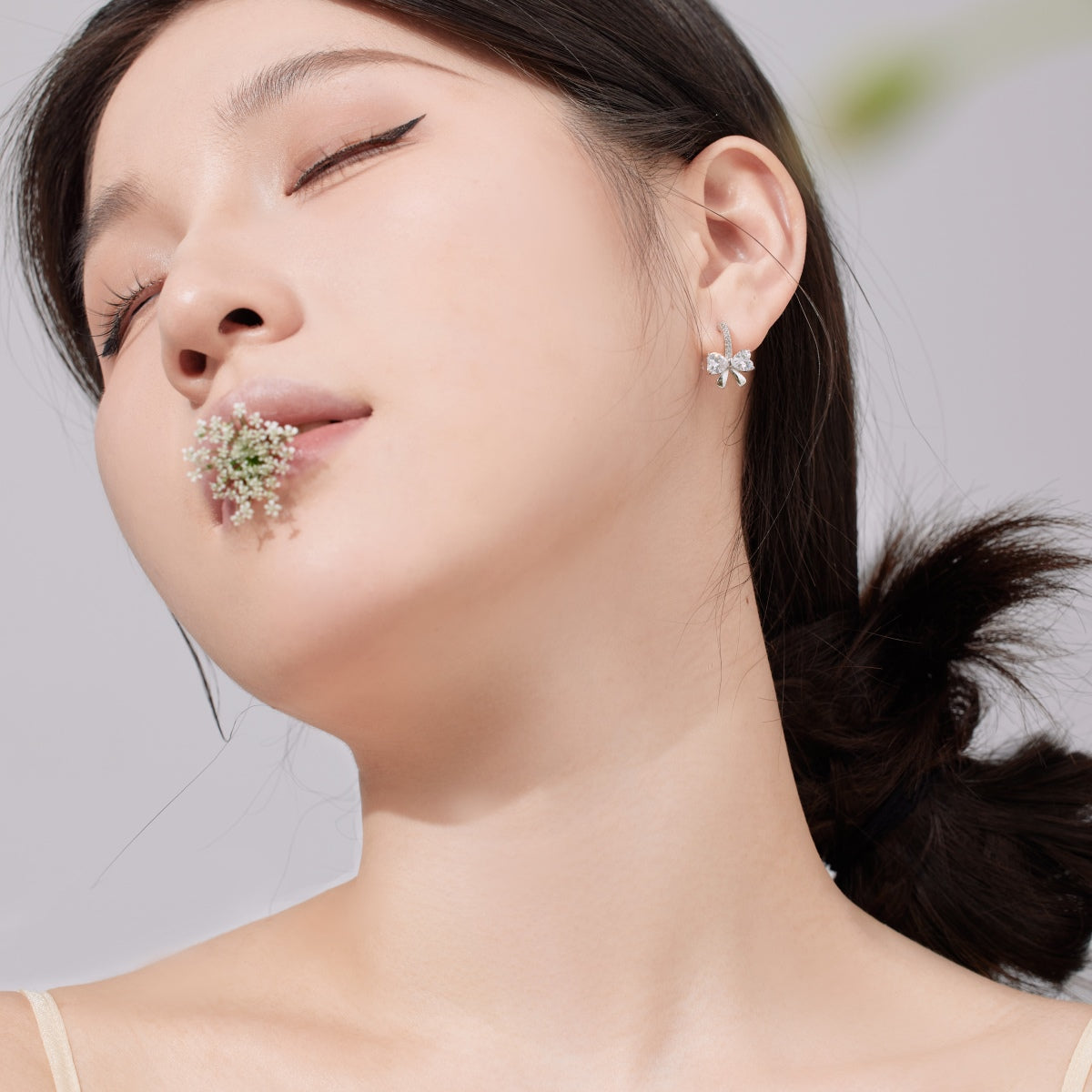 [Royal Jewellery]Exquisite Earrings With Heart-Shaped Bow Design