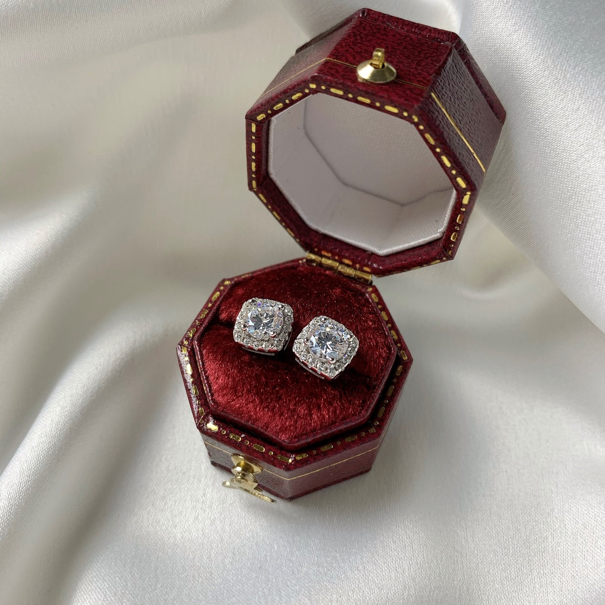 [Royal Jewellery]Classic Round Center Stone Stud Earrings