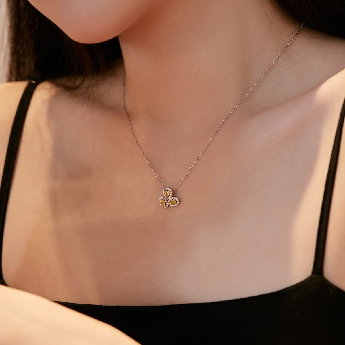 [Royal Jewellery]Elegant Flower Shape Pear Cut Necklace