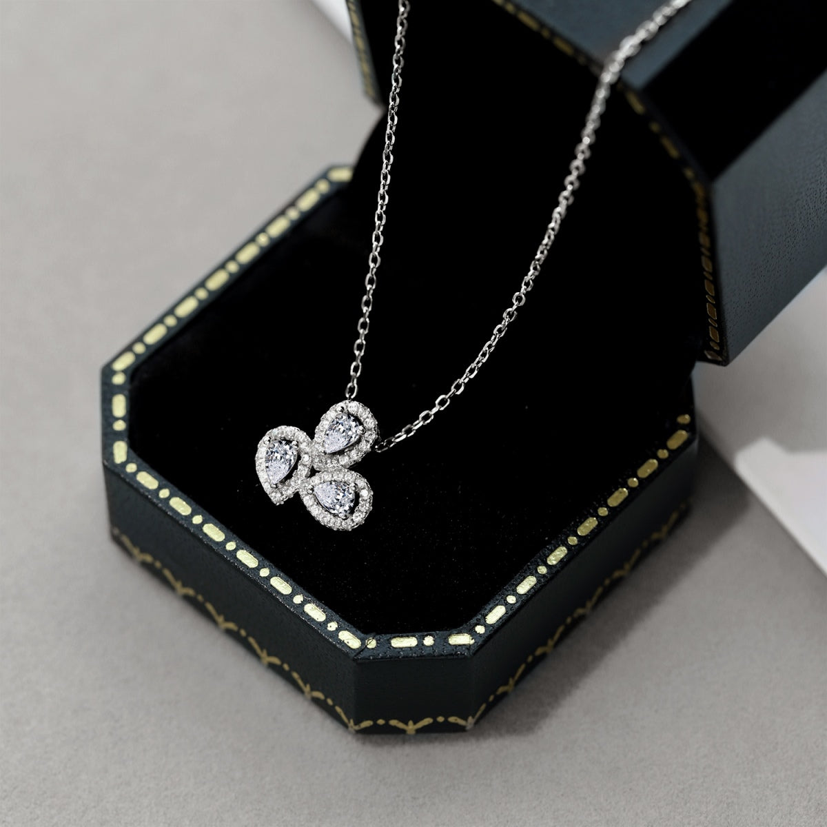 [Royal Jewellery]Elegant Flower Shape Pear Cut Necklace