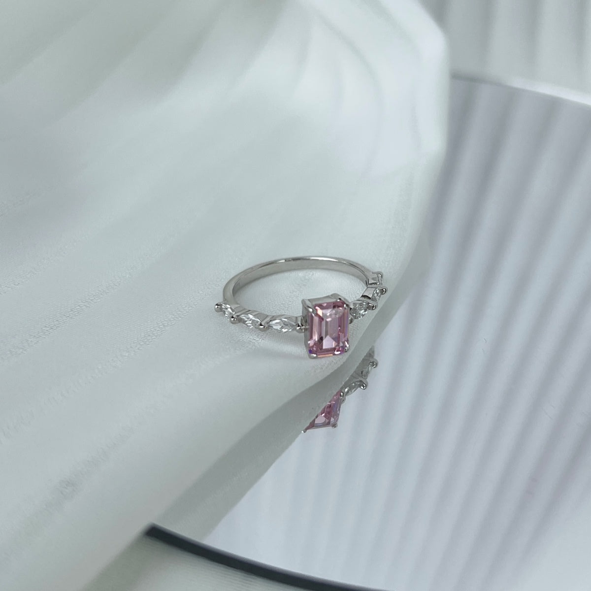 [Royal Jewellery]1.0 Carat Dainty Resplendent Radiant Cut Daily Ring