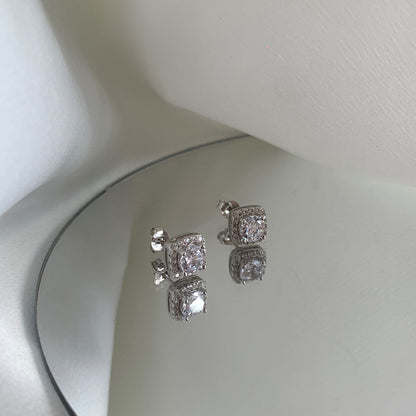 [Royal Jewellery]Classic Round Center Stone Stud Earrings