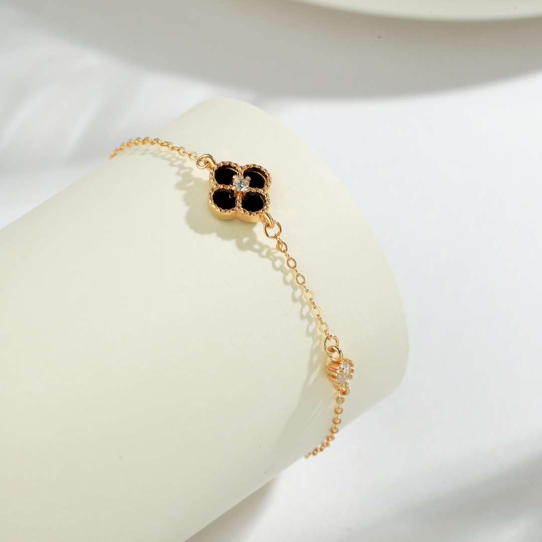 [Royal Jewellery]Delicate Four Leaf Clover Bracelet