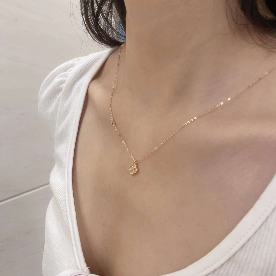 [Royal Jewellery]Delicate Flower Shape Necklace