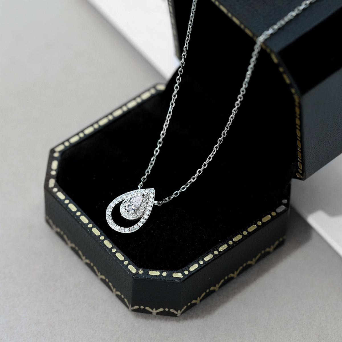 [Royal Jewellery]Sparkling Pear Cut Necklace