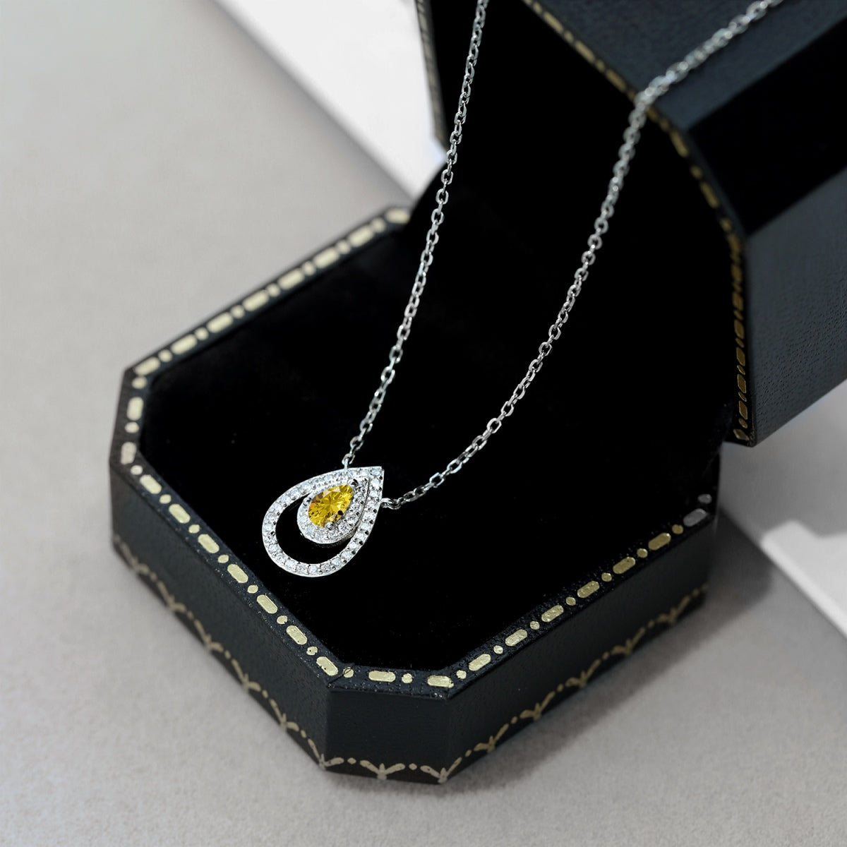 [Royal Jewellery]Sparkling Pear Cut Necklace