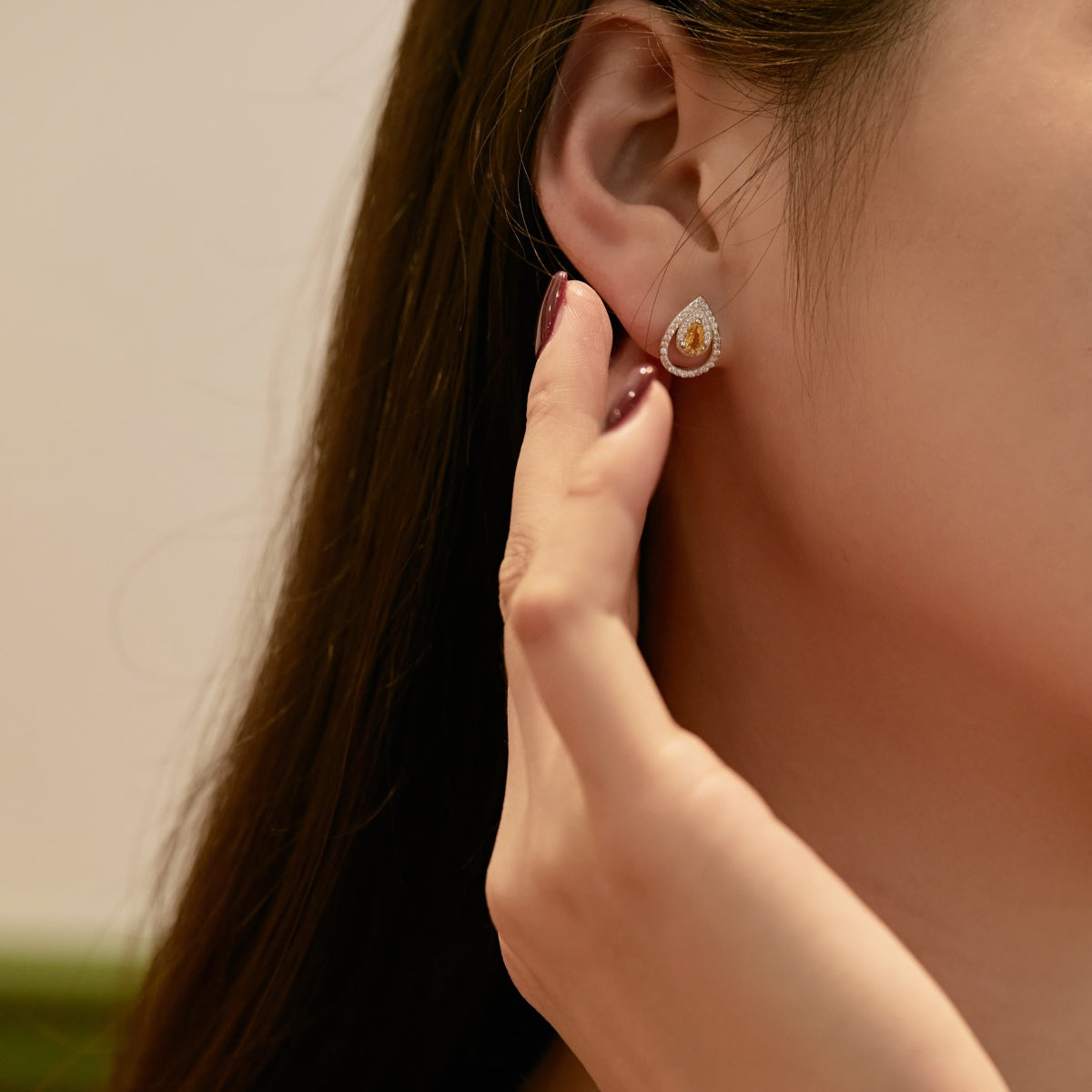 [Royal Jewellery]Sparkling Delicate Water Drop Shape Daily Earrings