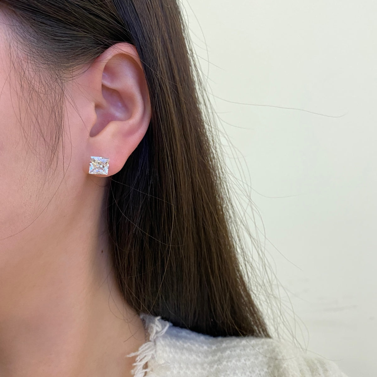 [Royal Jewellery]Stylish Shiny Square Center Stone Stud Earrings