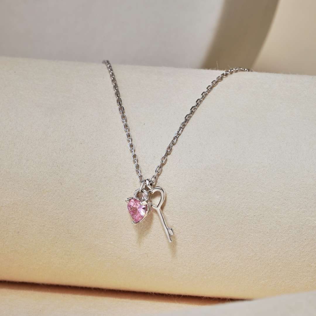[Royal Jewellery]Unique Heart Shape Key Pendent Necklace