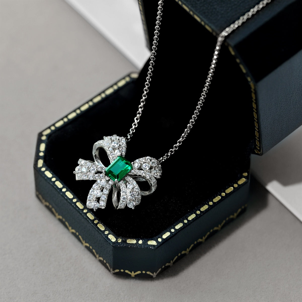 [Royal Jewellery]Luxurious Flower Shape Emerald Cut Necklace
