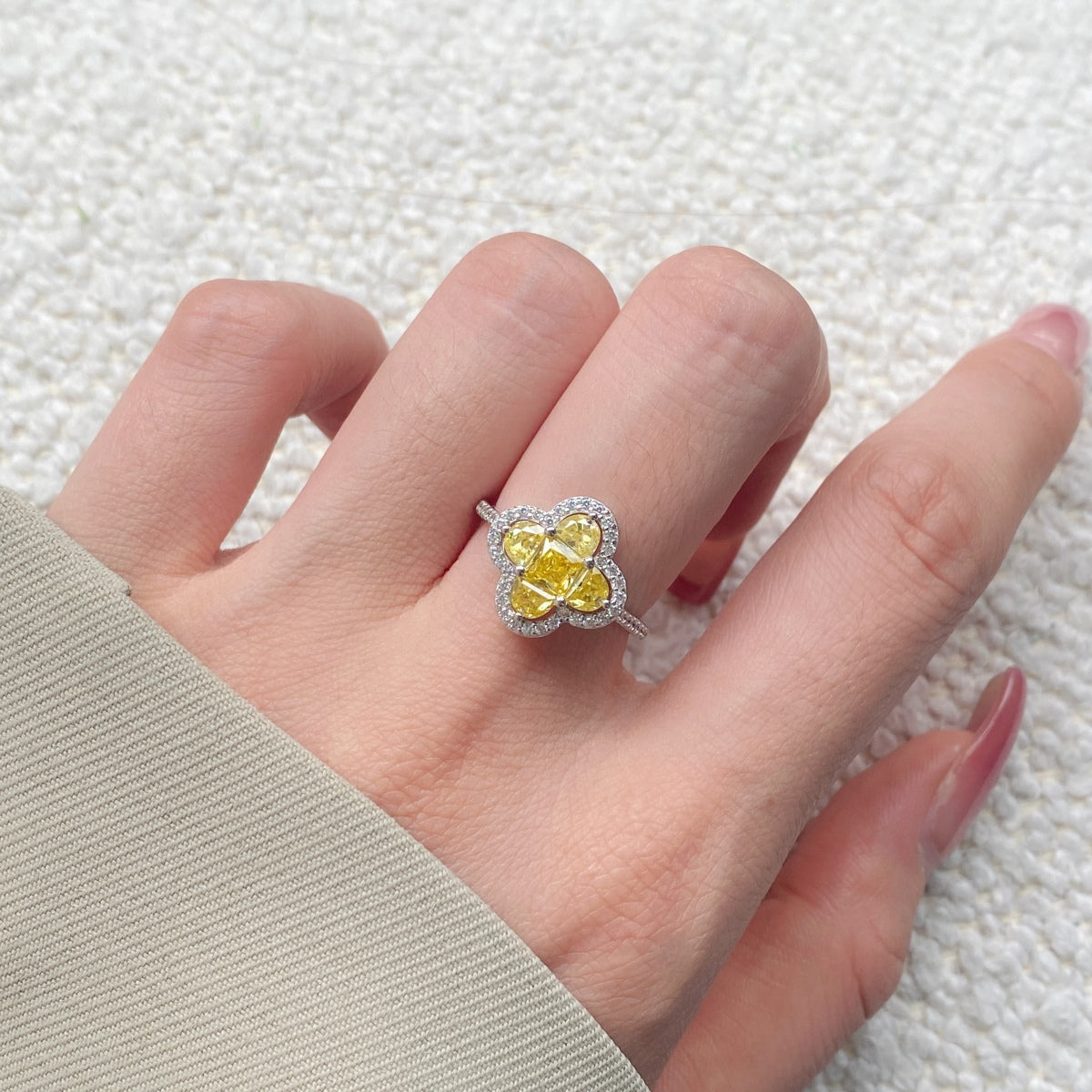 [Royal Jewellery]Luxurious Eternity Flower Shape Banquet Ring