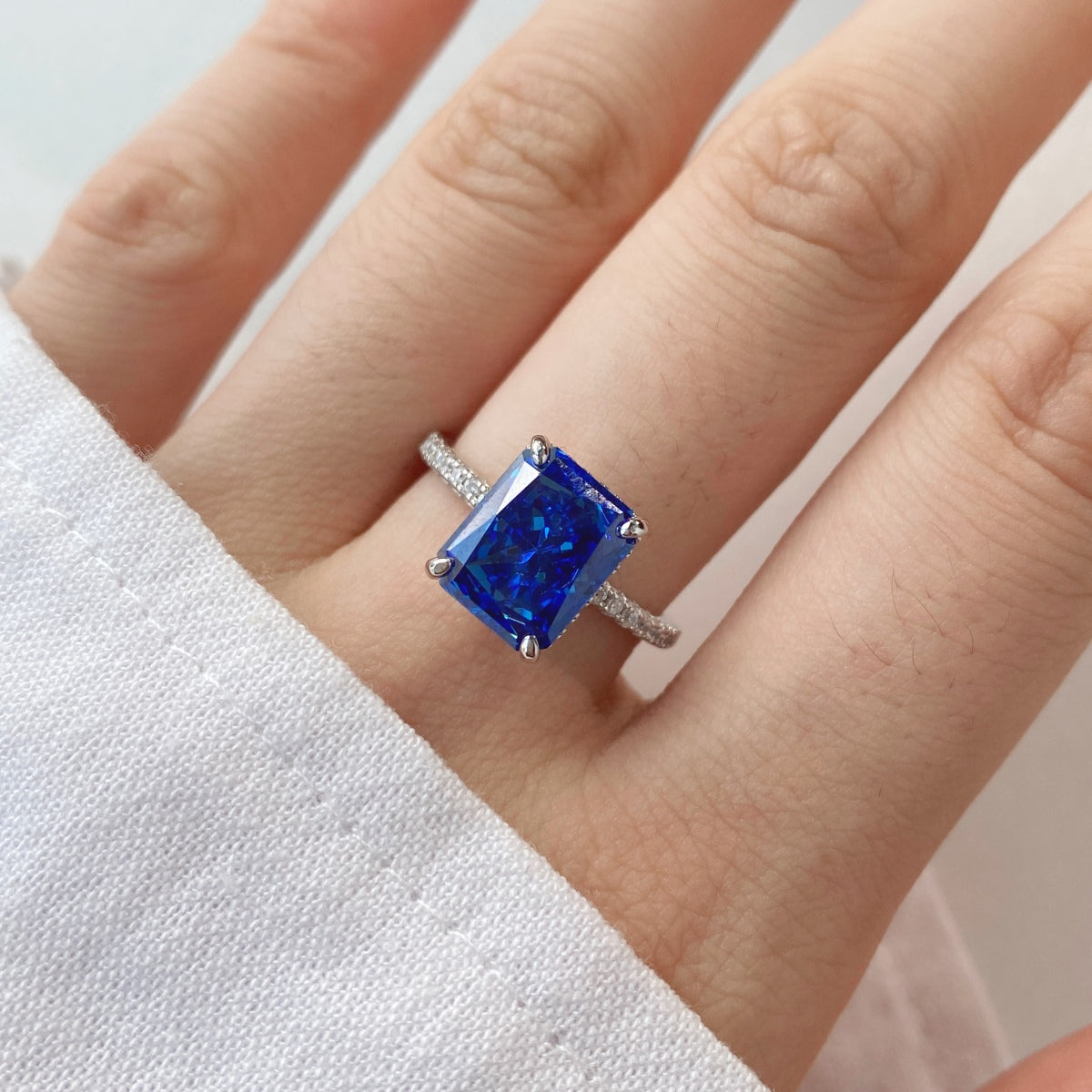[Royal Jewellery]4.0 Carat Luxurious Engagement Ring