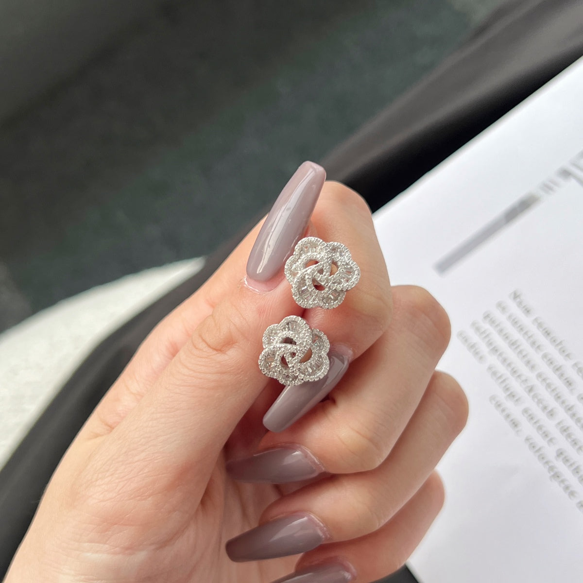 [Royal Jewellery]Exquisite Flower Shape Daily Earrings