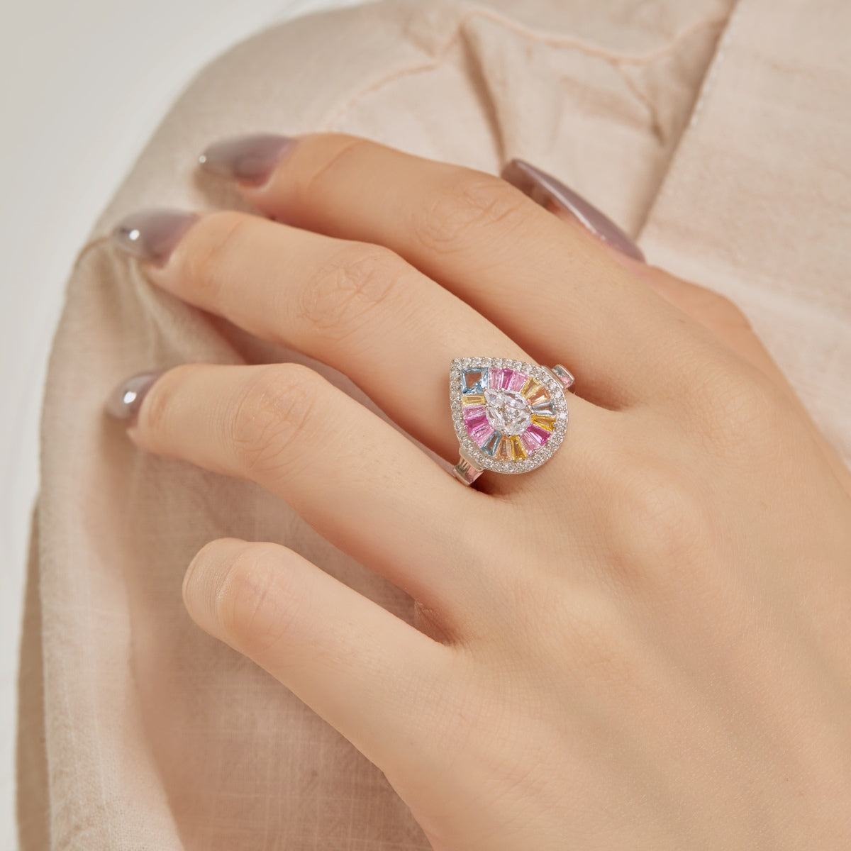 [Royal Jewellery]Elegant Colorful Water Drop Shape Banquet Ring