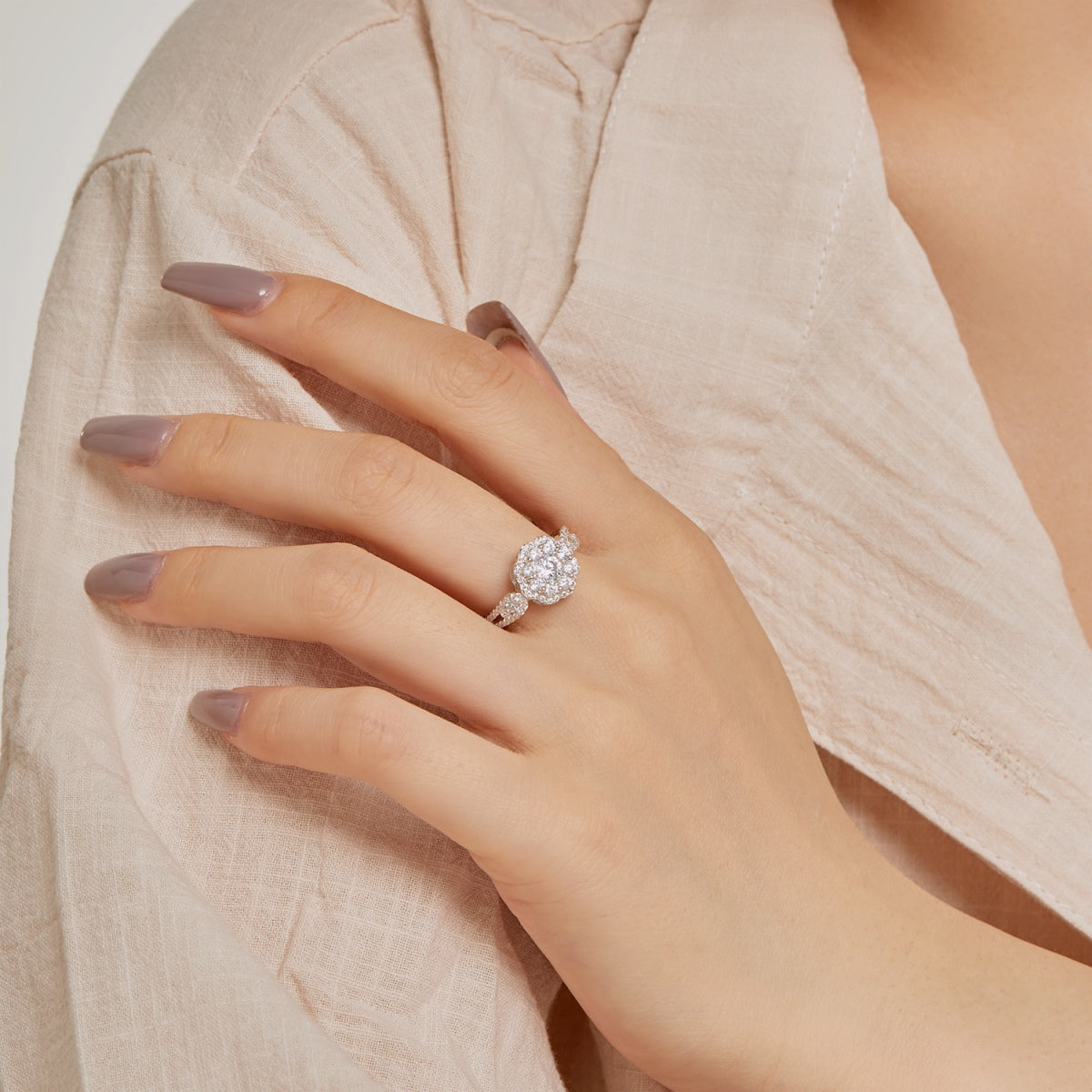[Royal Jewellery]Delicate Colorful Round Cut Flower Shape Wedding Ring