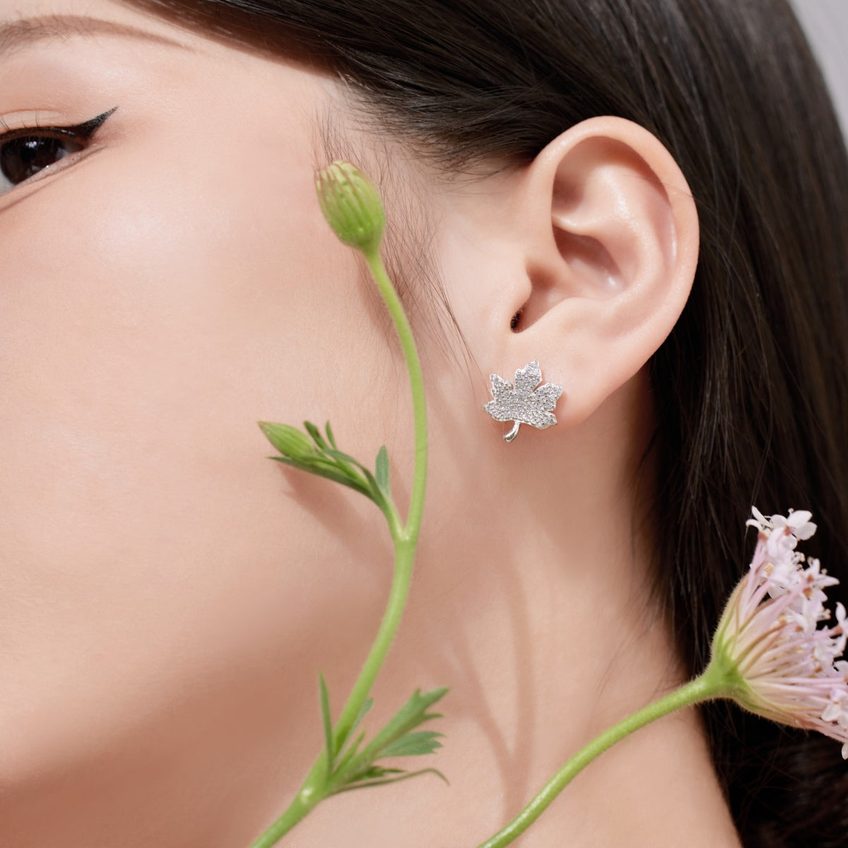 [Royal Jewellery]Exquisite Maple Leaf Design Earrings