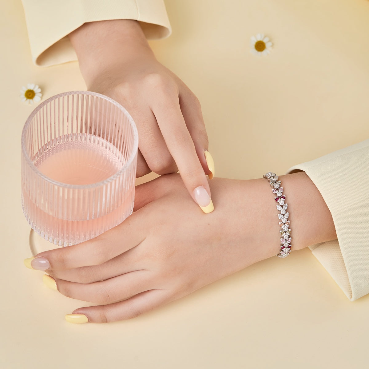 [Royal Jewellery]Dainty Exquisite Flower Shape Daily Bracelet