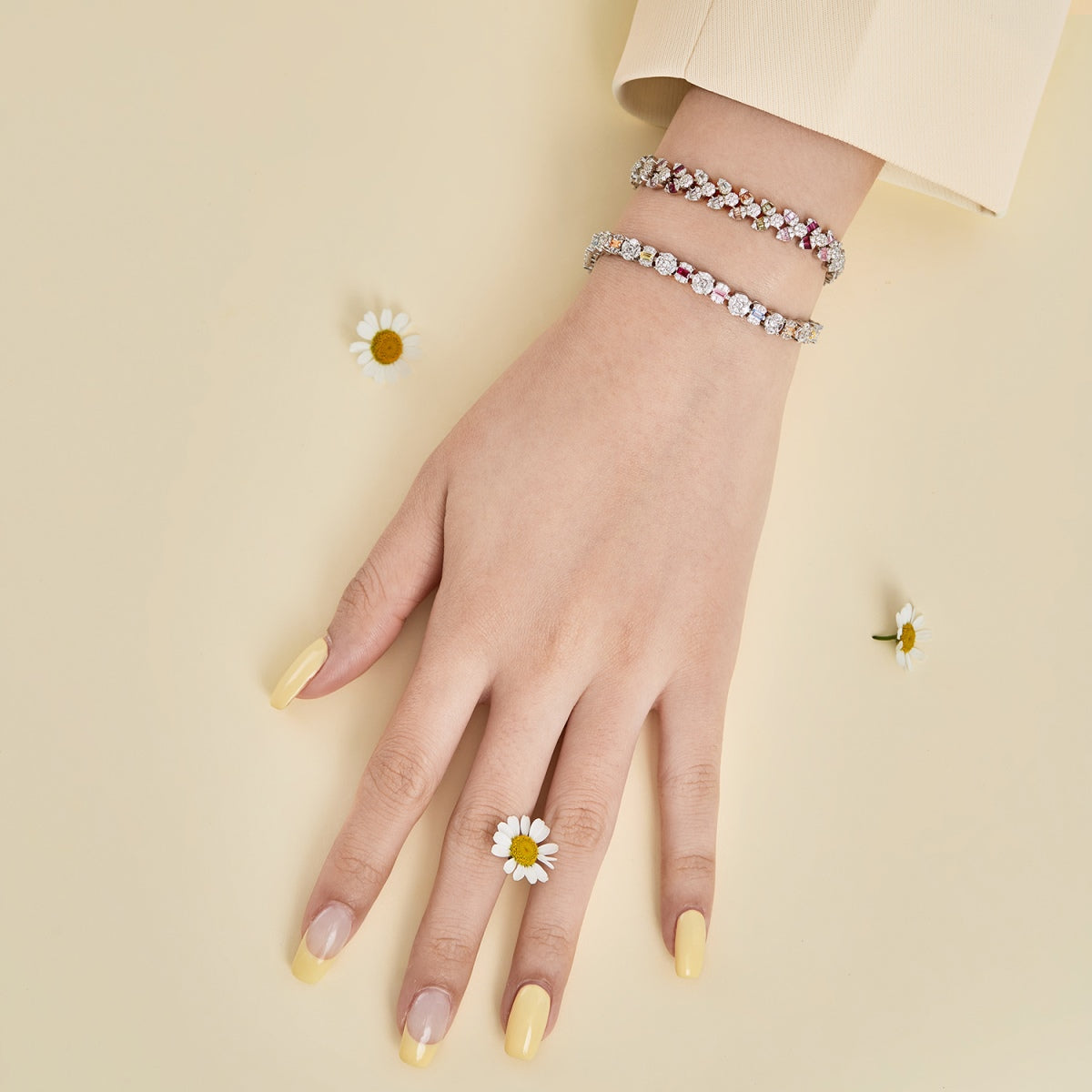 [Royal Jewellery]Dainty Exquisite Flower Shape Daily Bracelet