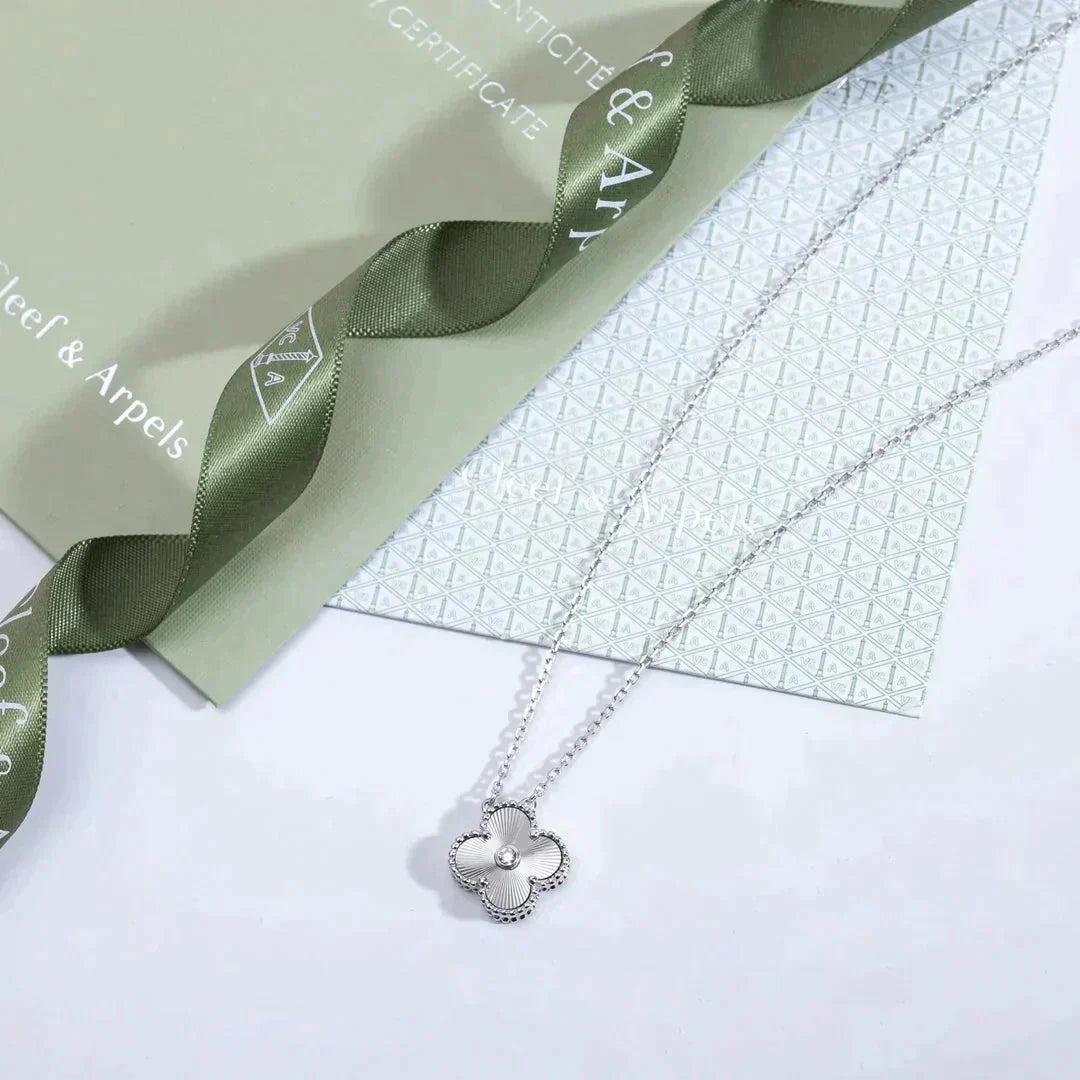 [Royal Jewellery]CLOVER  15MM DIAMOND LASER NECKLACE SILVER