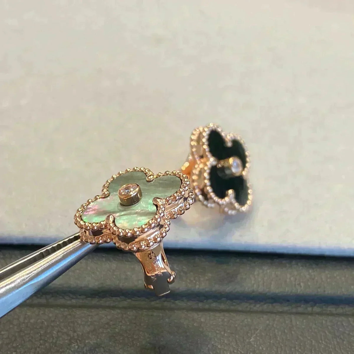 [Royal Jewellery]CLOVER MEDIUM 1 MOTIFS GRAY MOP  DIAMOND EARRINGS