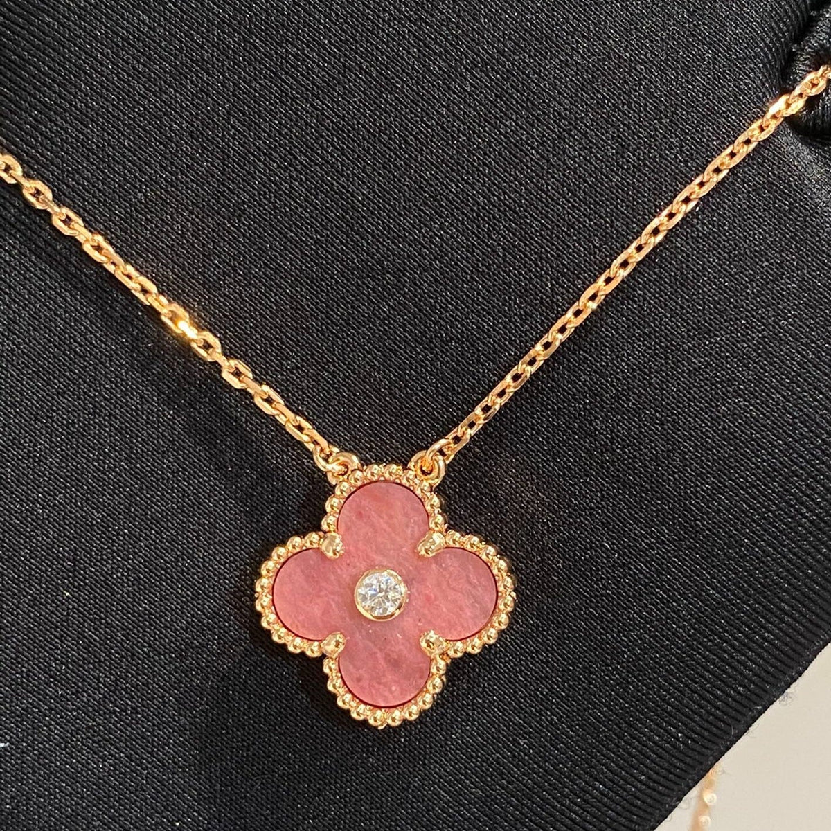 [Royal Jewellery]CLOVER 15MM DIAMOND RHODONITE NECKLACE