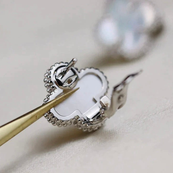 [Royal Jewellery]CLOVER MEDIUM 1 MOTIFS  WHITE MOP EARRINGS SILVER