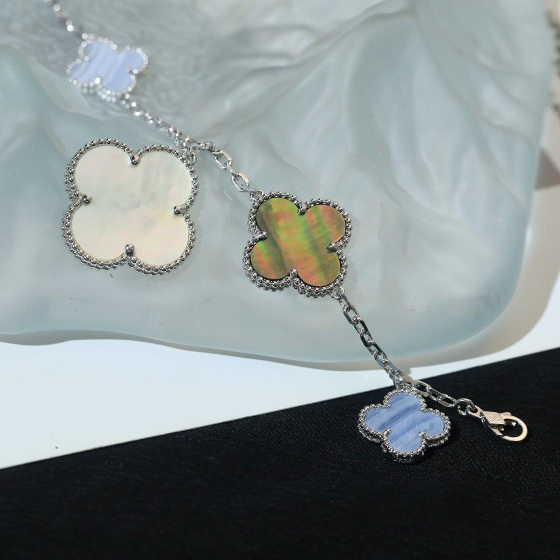 [Royal Jewellery]CLOVER BRACELET 5 MOTIFS MOP CHALCEDONY SILVER