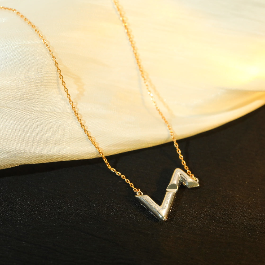 [Royal Jewellery]VOLT SILVER DIAMOND PEDANT NECKLACE