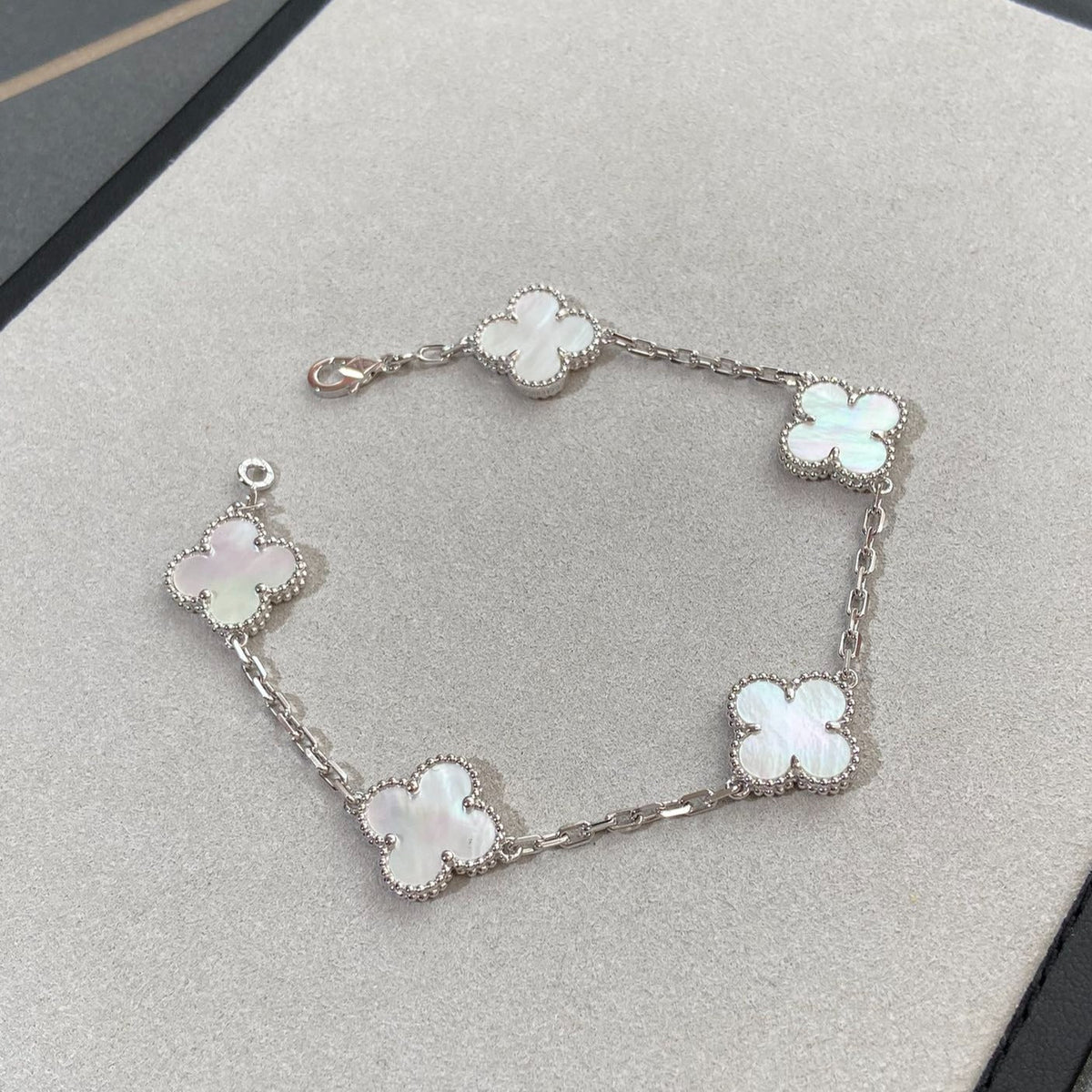 [Royal]CLOVER WHITE PEARL MOP 5 MOTIF BRACELET COLLECTION
