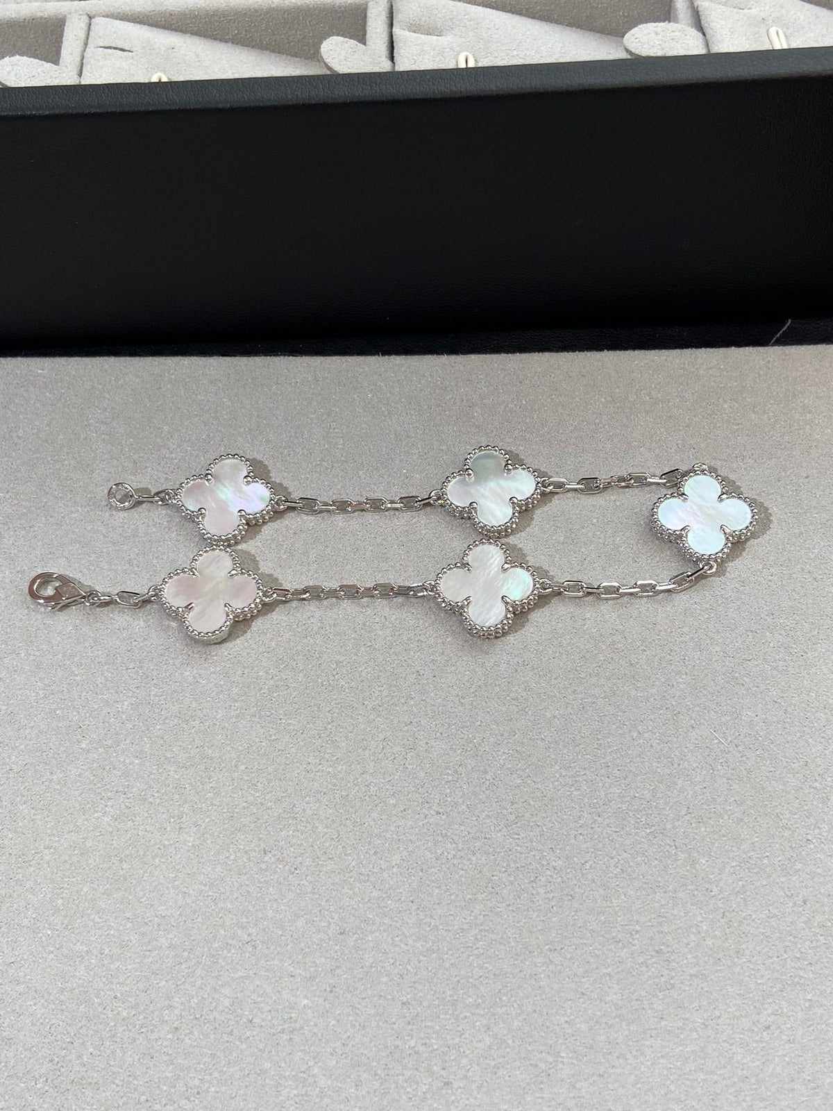 [Royal]CLOVER WHITE PEARL MOP 5 MOTIF BRACELET COLLECTION