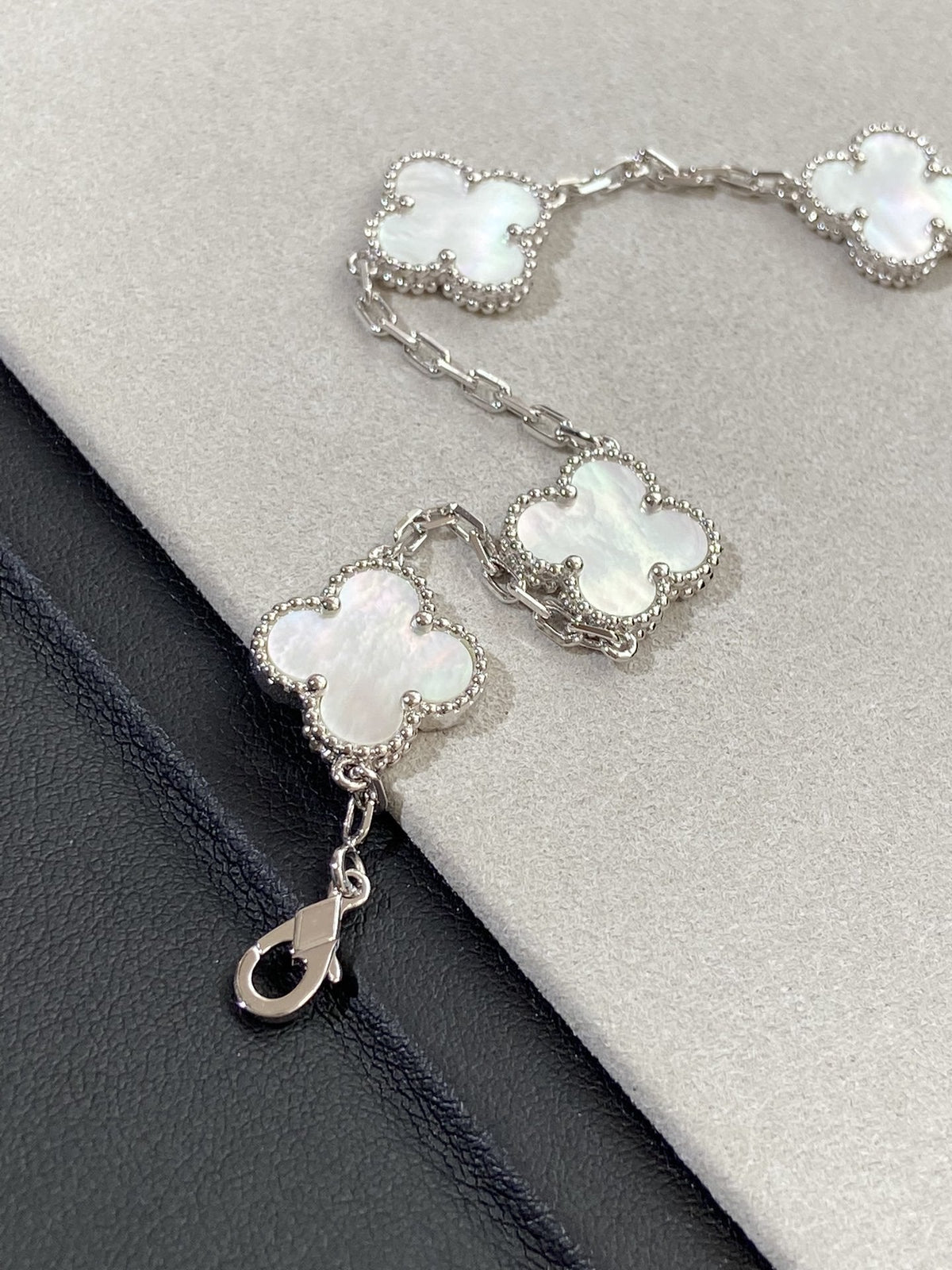 [Royal Jewellery]CLOVER WHITE PEARL MOP 5 MOTIF BRACELET COLLECTION
