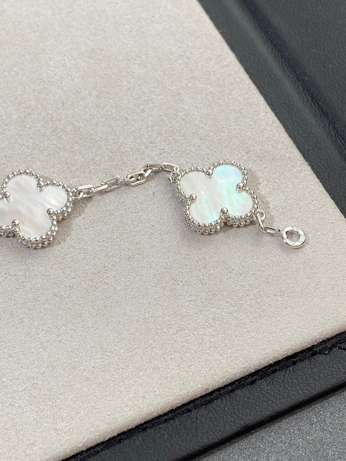 [Royal Jewellery]CLOVER WHITE PEARL MOP 5 MOTIF BRACELET COLLECTION