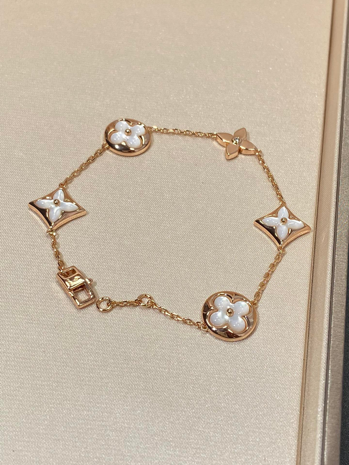 [Royal Jewellery]STAR AND SUN 5 MOTIF MOP PINK GOLD BRACELET