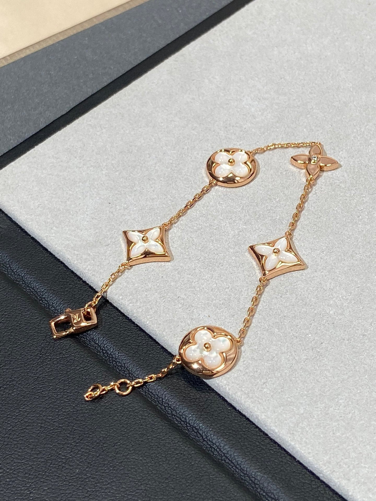 [Royal Jewellery]STAR AND SUN 5 MOTIF MOP PINK GOLD BRACELET