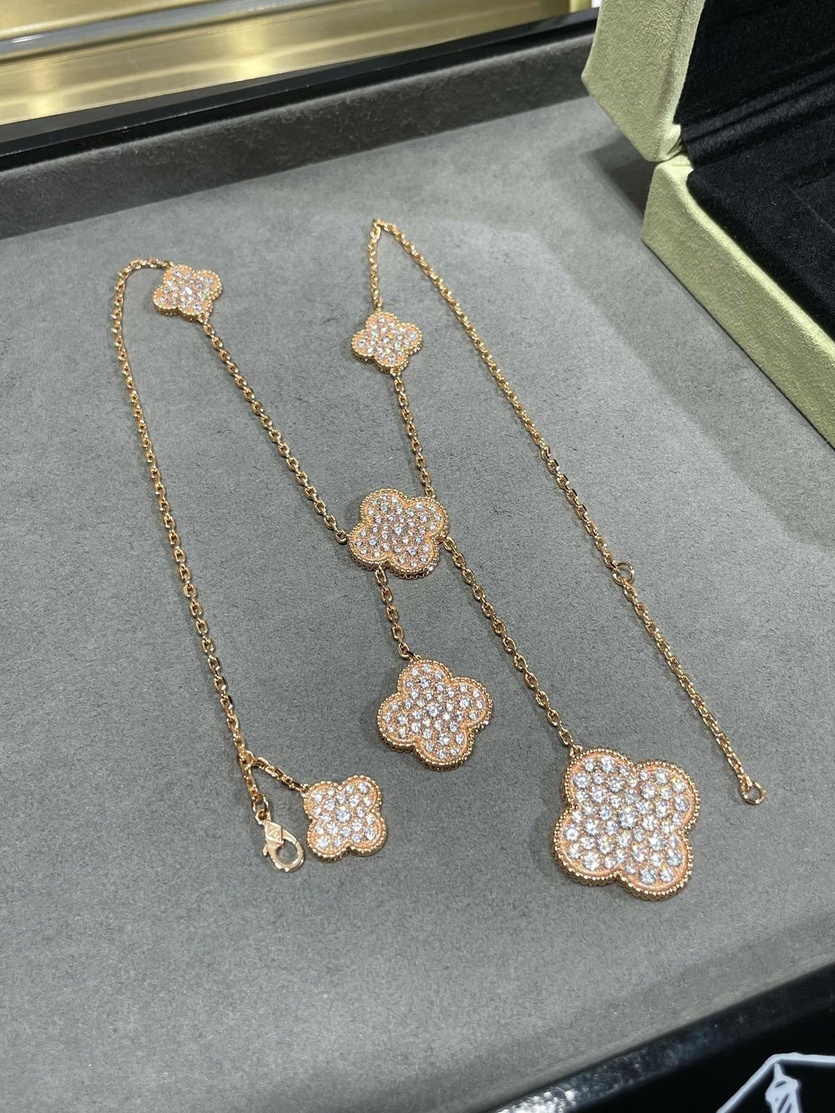 [Royal Jewellery]CLOVER 6 MOTIF DIAMOND PAVED NECKLACE