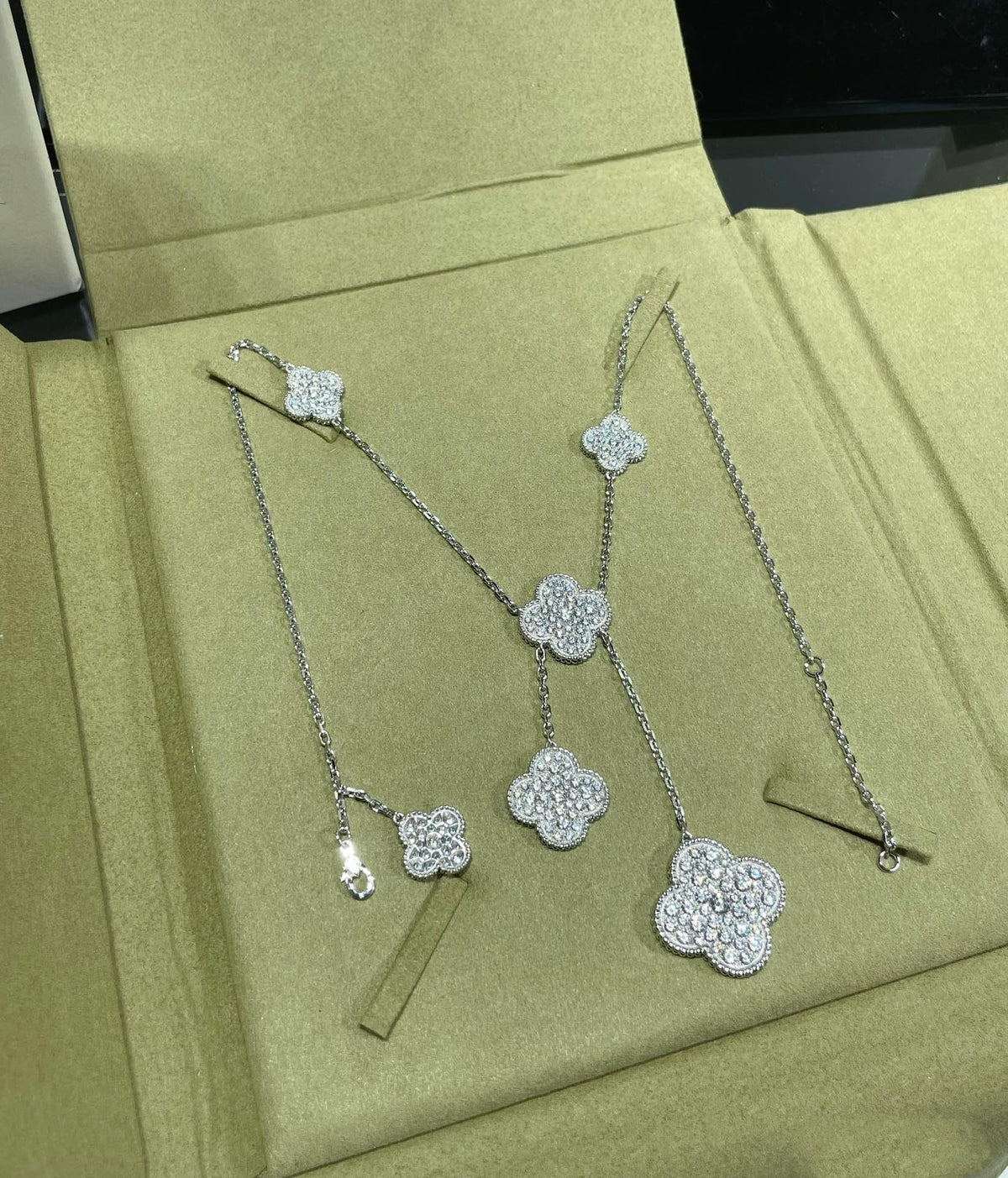 [Royal Jewellery]CLOVER 6 MOTIF DIAMOND PAVED NECKLACE