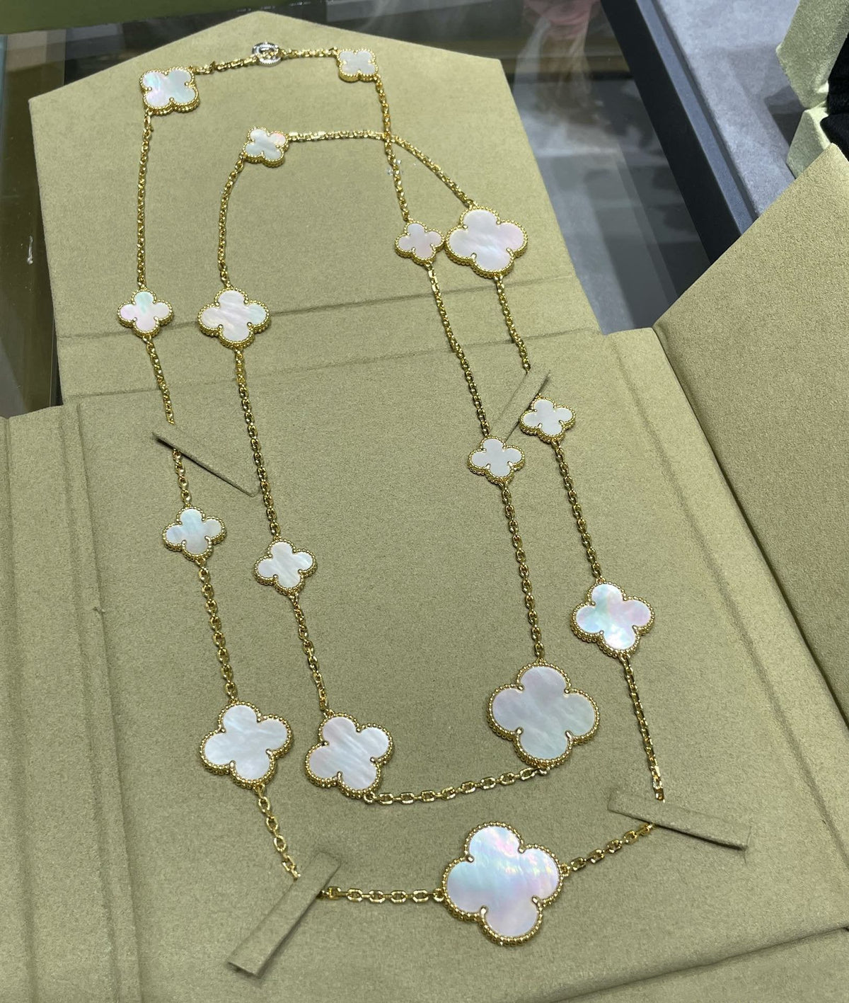 [Royal Jewellery]CLOVER 16 MOTIF WHITE MOP GOLD NECKLACE