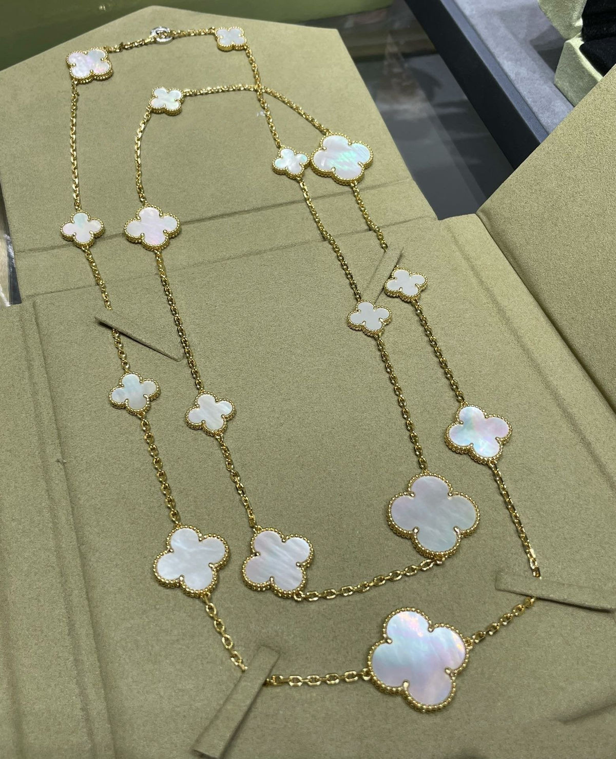 [Royal Jewellery]CLOVER 16 MOTIF WHITE MOP GOLD NECKLACE
