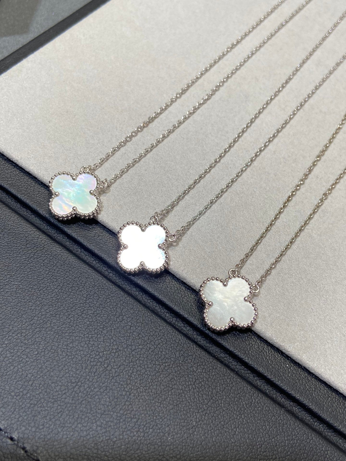 [Royal Jewellery]CLOVER MEDIUM SILVER WHITE MOP NECKLACE