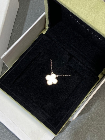 [Royal Jewellery]CLOVER MEDIUM SILVER WHITE MOP NECKLACE
