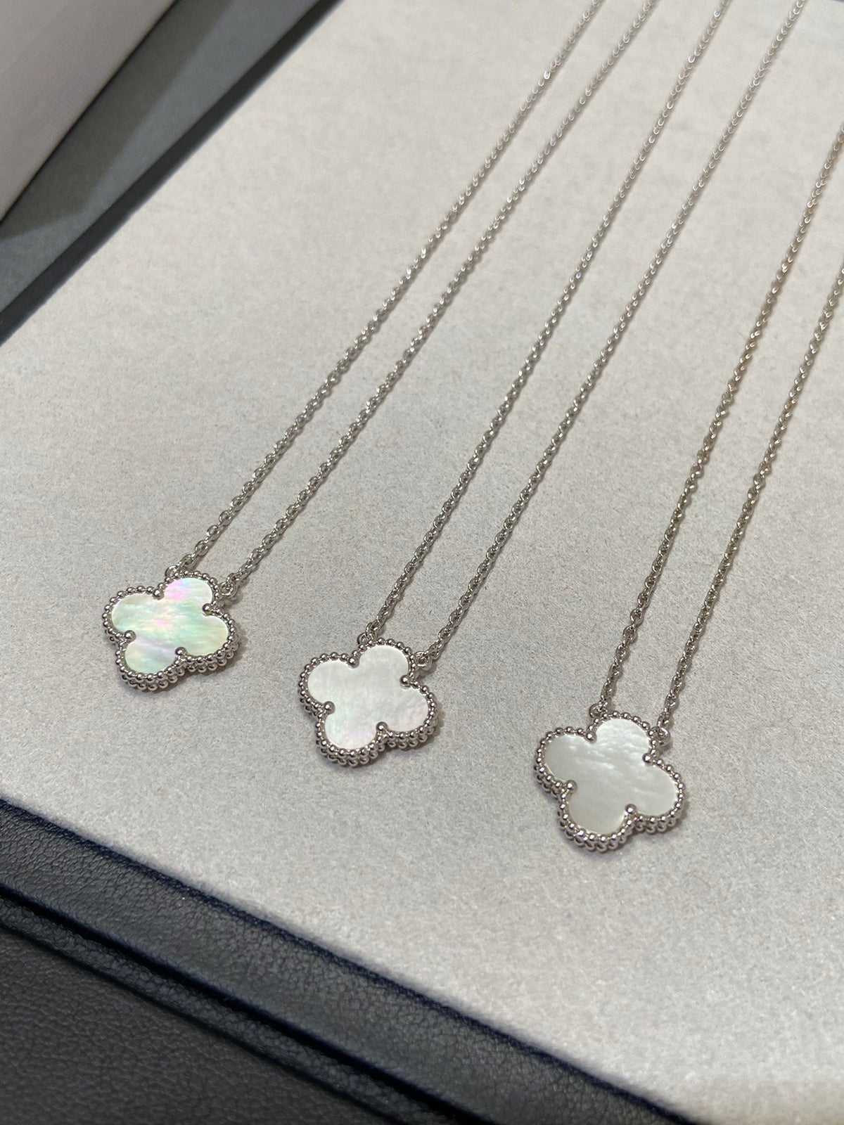 [Royal Jewellery]CLOVER MEDIUM SILVER WHITE MOP NECKLACE