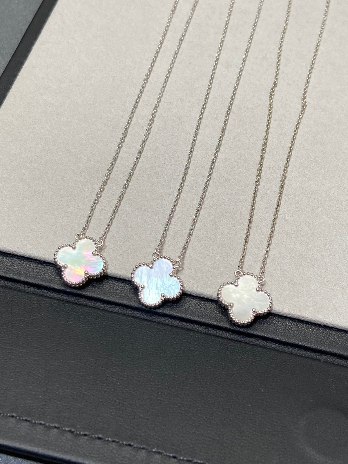 [Royal Jewellery]CLOVER MEDIUM SILVER WHITE MOP NECKLACE
