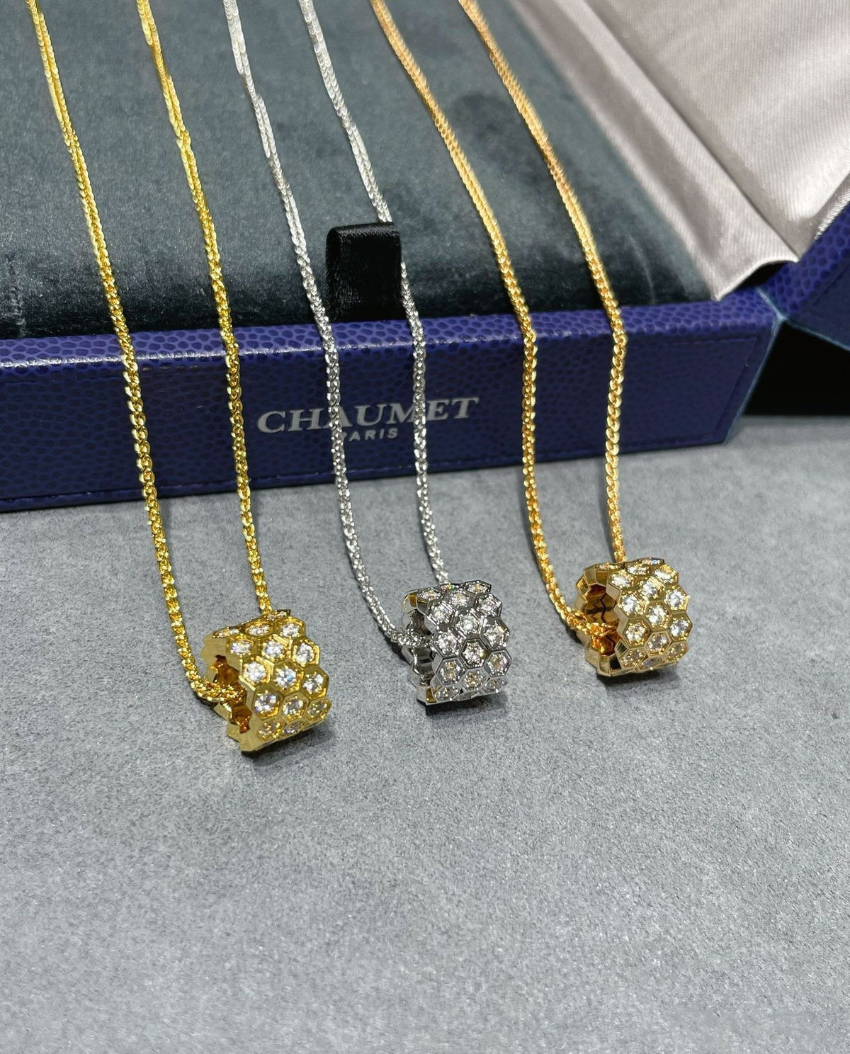 [Royal Jewellery]BEE LOVE DIAMOND PAVED 3 ROW NECKLACE