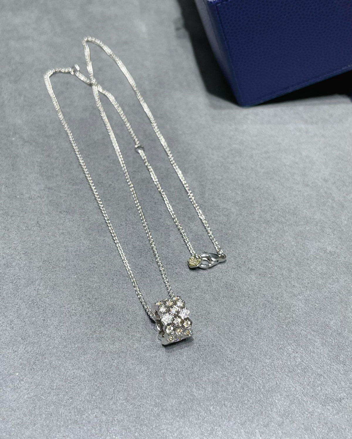 [Royal Jewellery]BEE LOVE DIAMOND PAVED 3 ROW NECKLACE