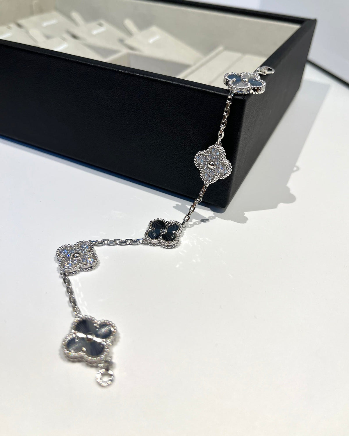 [Royal Jewellery] CLOVER 5 MOTIF LASER BRACELET COLLECTION