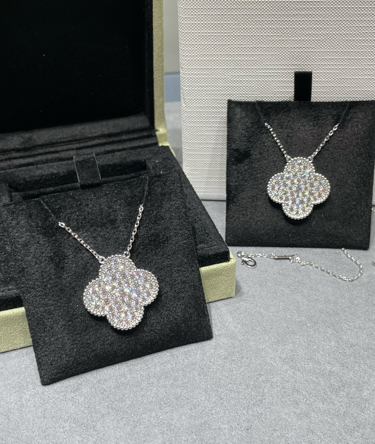[Royal Jewellery]CLOVER 25MM LARGE PENDANT DIAMOND PAVED SILVER NECKLACE