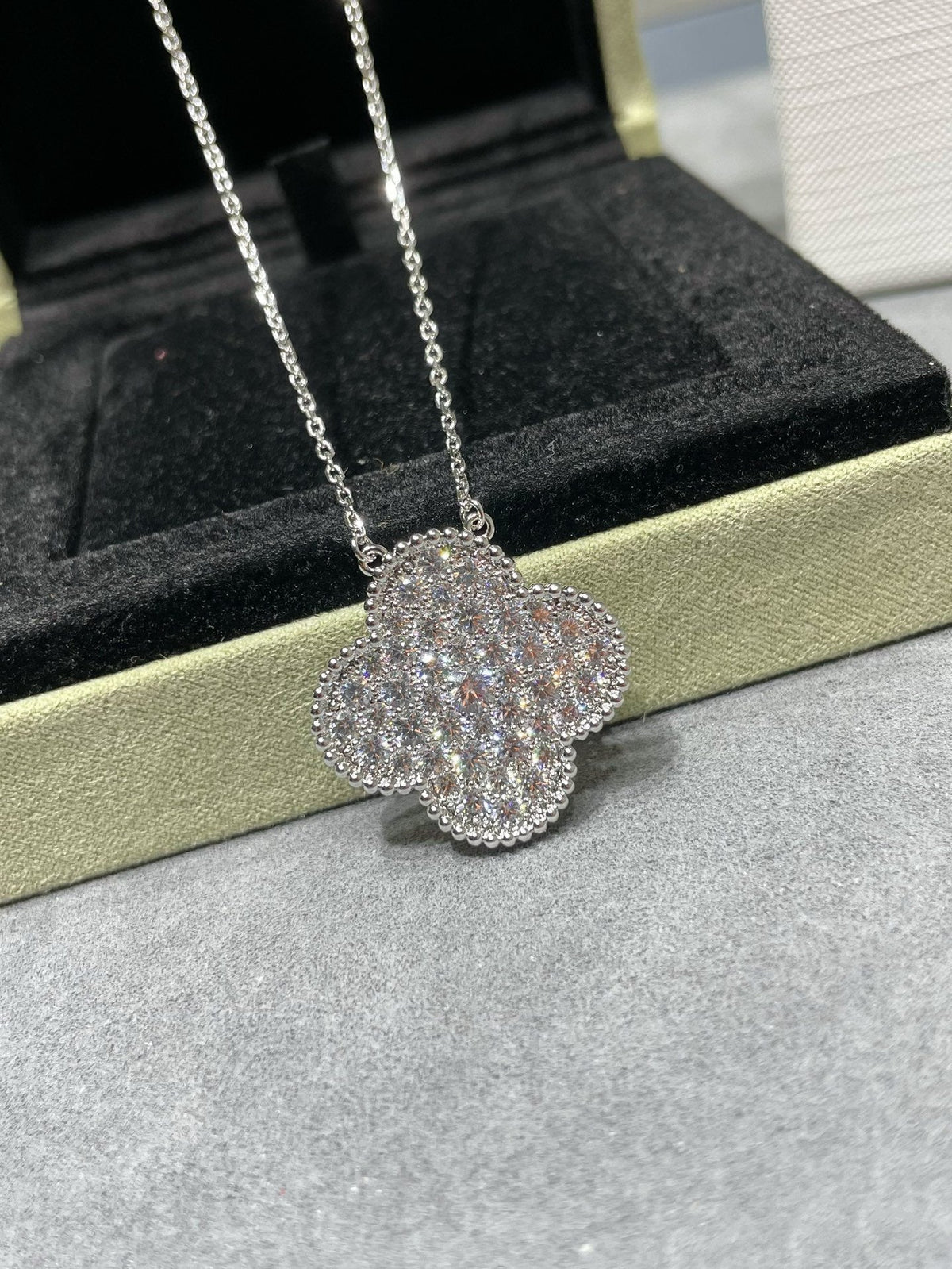 [Royal Jewellery]CLOVER 25MM LARGE PENDANT DIAMOND PAVED SILVER NECKLACE