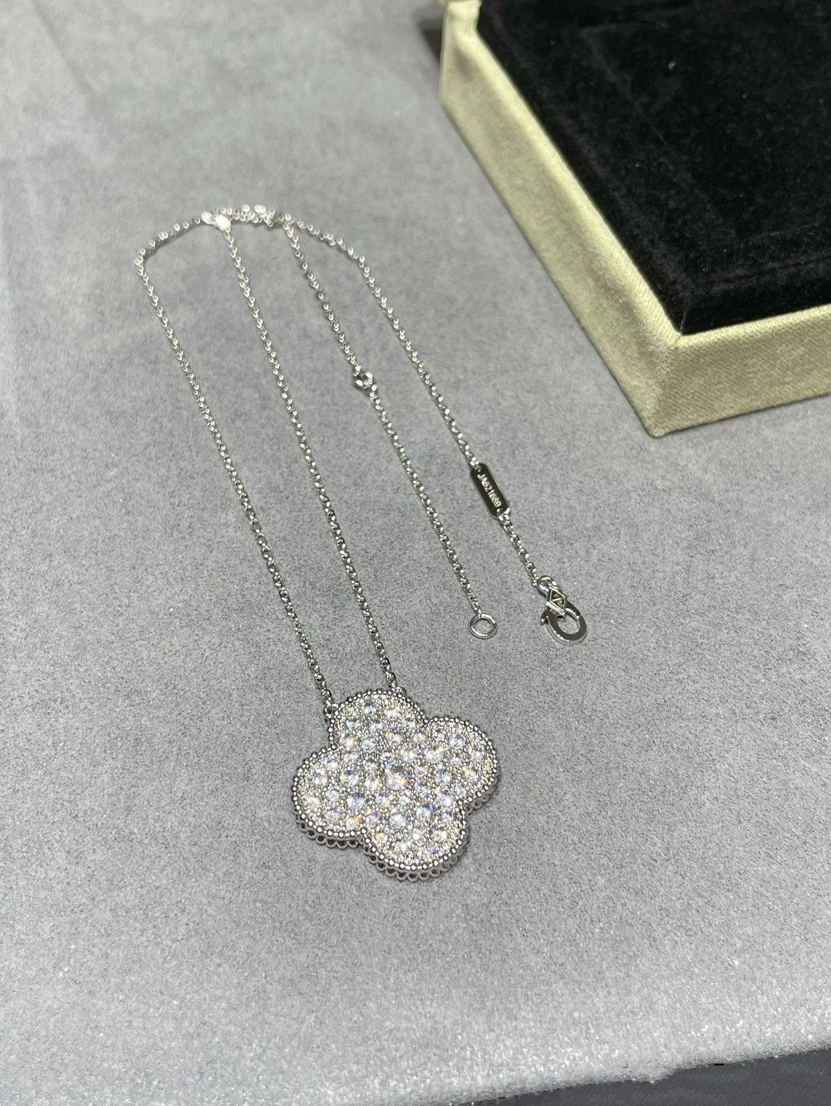 [Royal Jewellery]CLOVER 25MM LARGE PENDANT DIAMOND PAVED SILVER NECKLACE