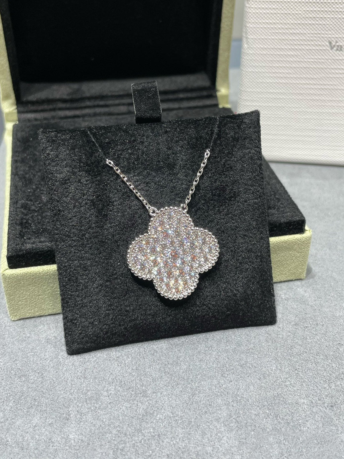 [Royal Jewellery]CLOVER 25MM LARGE PENDANT DIAMOND PAVED SILVER NECKLACE